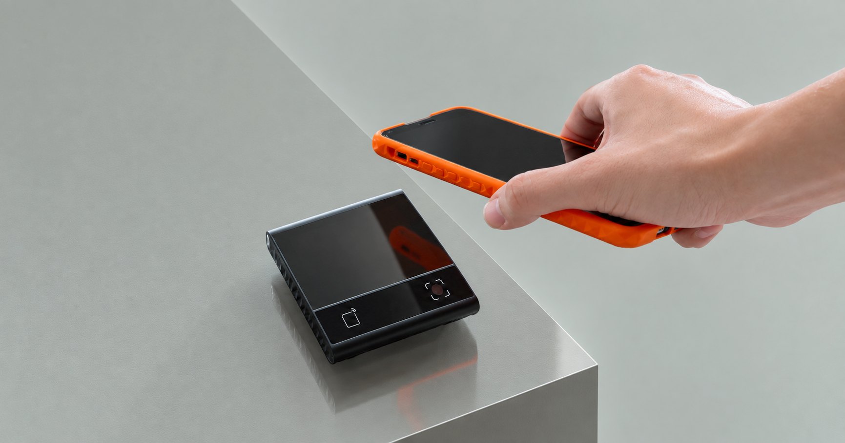Smartphone avvicinato al lettore QR Smart Access