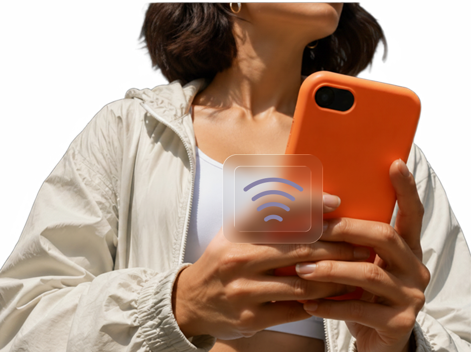 Ragazza con smartphone e simbolo di connessione contactless